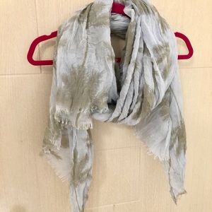 ❌sold❌ StyleSnob light, airy scarf, in palm tree print